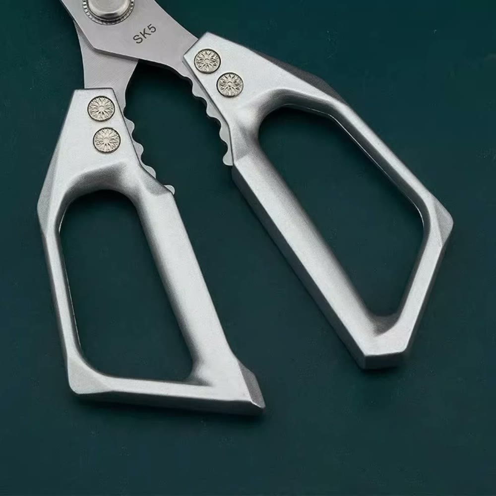 Close-up of the handles and the gripper teeth that sit between them